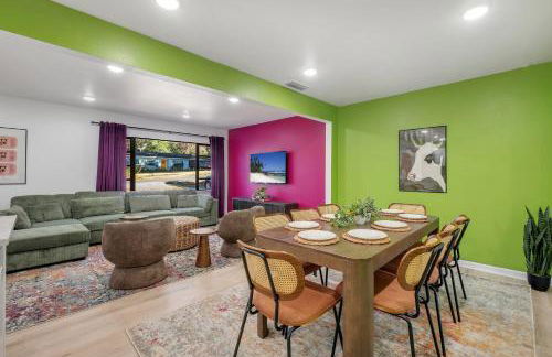 Spacious 4BD - Central Stay with Backyard & Games - Foto 22