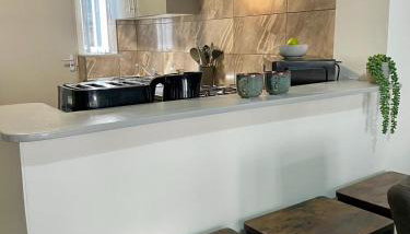 Spacious 3 Bed Home with Free Parking - Photo 3