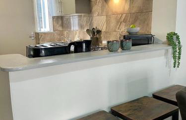 Spacious 3 Bed Home with Free Parking - Photo 3