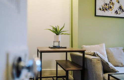 4 Bedroom House in Walkden with Free Parking, by Short Term Digs Short Lets & Serviced Accommodation - Foto 18