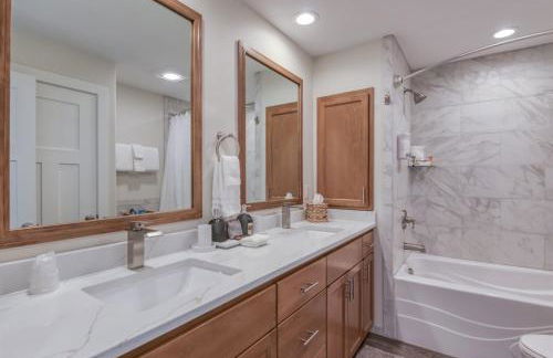 The Moby House Coastal Retreat with Ocean Views & Hot Tub - Foto 39