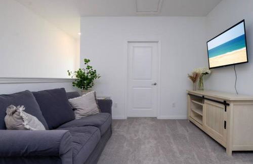 Modern Oasis! 3BR Townhouse in a Lagoon Community - Photo 9