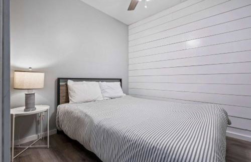 Lakefront Home with Private Beach Access & Hot Tub - Foto 51