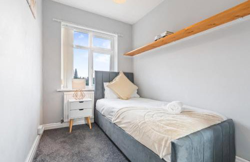 Spacious 4 Bedroom Leeds House - Ideal for Family and Contractors - Free WIFI and Free Parking - Foto 24