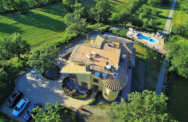 Villa on top of a Hill With an Enchanting View of Lake Bolsena - Foto 1