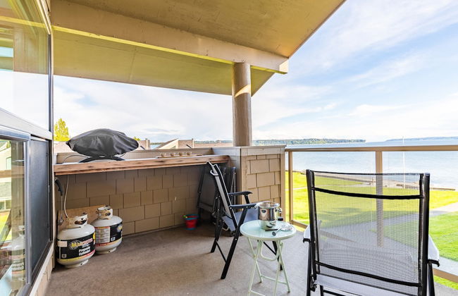 Coastal Chic Beach Condo by Avantstay Balcony - Photo 34