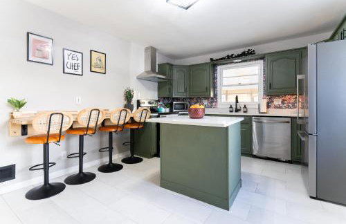 5 Bedroom 2 & 1 half Bath Group Stay Fun Design in Quiet Neighborhood - Foto 8