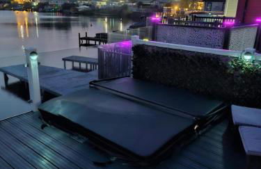 Lakeside Holiday Home with Hot Tub - Foto 20