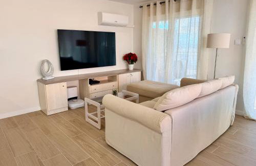 Apartamento con terraza y parking en primera línea - Foto 19