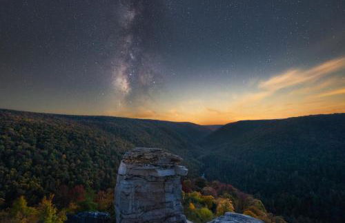 Leaf Peeper's - HUGE deck, pizza oven, Pac-man! - Photo 71