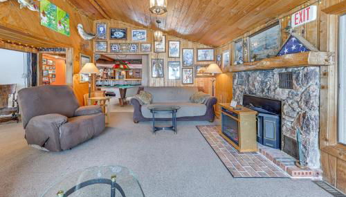 Lakefront Suring Home with Pool Table and Views! - Foto 4