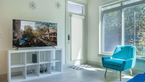 Beautiful RiverWalk Apt with Full Amenities, King Bed & Free Parking - Foto 3