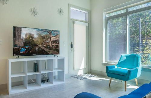 Beautiful RiverWalk Apt with Full Amenities, King Bed & Free Parking - Foto 3