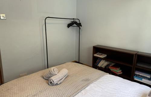 Caterham 3 Bed House, Free on street Parking - Photo 16