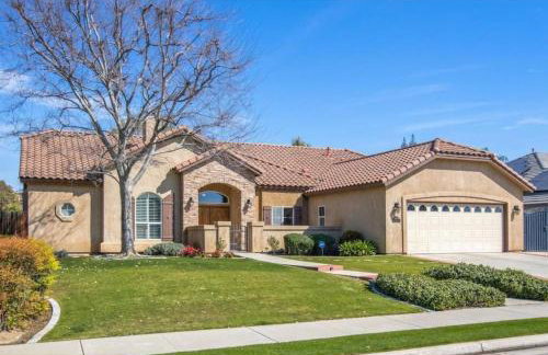 Spacious 4BR 3BA Home KING Suite Pool Sleeps 8 - Photo 1