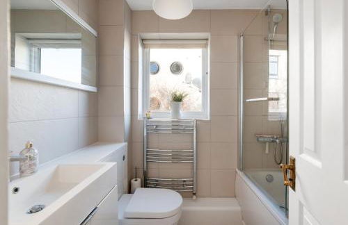 2BR Waterside View Free Parking Fast WiFi Terrace Balcony TV BBQ Garden Access - Foto 15