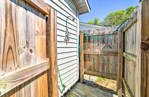 Oak Island Home with Fenced Yard, Walk to Long Beach - Foto 19