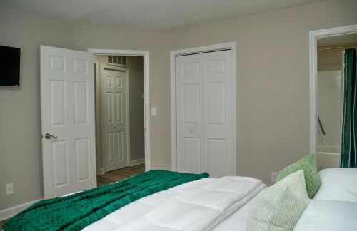 Uptown LUXE Retreat with Parking & Walk to City Center - Foto 25