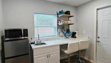 Gorgeous suite central location - Photo 5