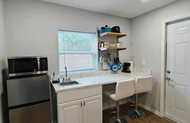 Gorgeous suite central location - Photo 5