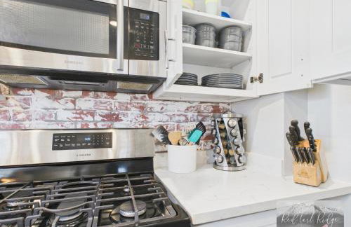 Boho Revival Modern Glam with AC in Downtown Albany - Foto 16