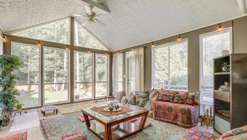 6 Mi to Stone Mountain Park Home with Deck! - Foto 3