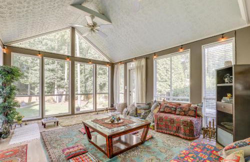 6 Mi to Stone Mountain Park Home with Deck! - Foto 3