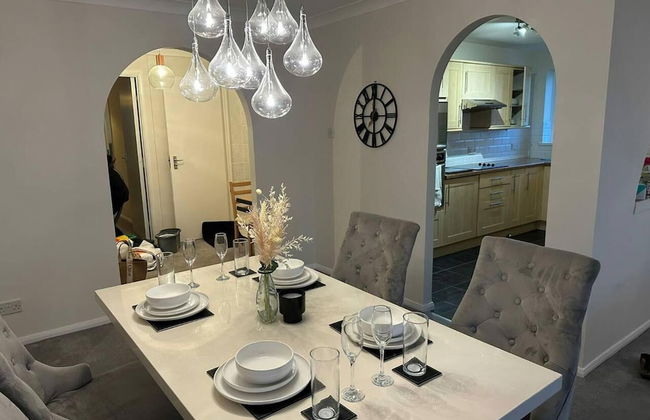 Beautiful 3-bed Apartment in Swansea - Photo 14