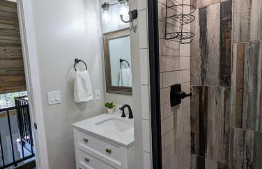 Pinetop Getaway with Sunset Deck & Fire Pit Table - Foto 9