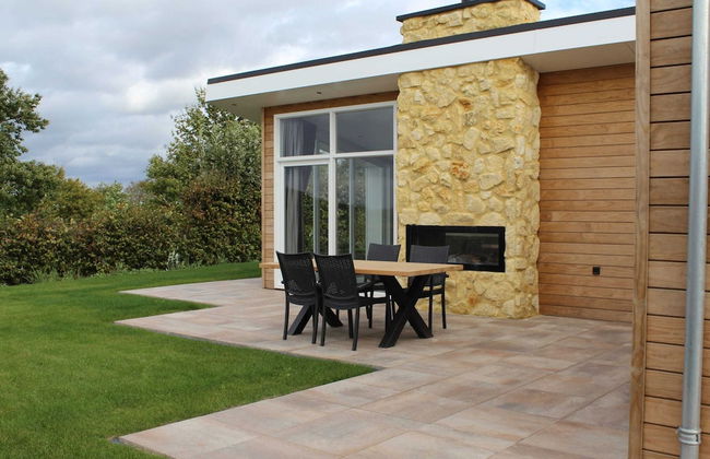 Cozy Garden Home w/ Fireplace - Photo 25