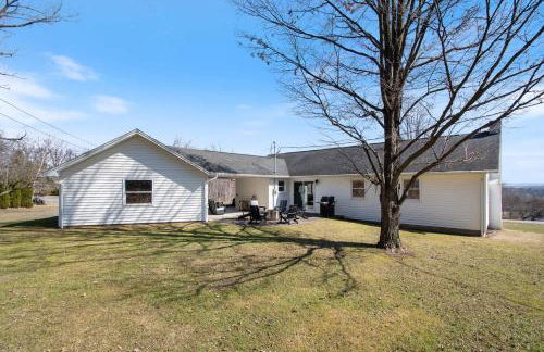 High-End Finger Lakes Escape - Expansive Game Room, Cozy Firepit, & Scenic Views - Foto 52