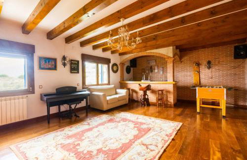 Mansión con Jacuzzi a 40 grados, gran piscina y Pádel - Photo 69