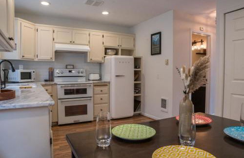 Luxe Bavarian Retreat - in Town with Hot Tub - Foto 10