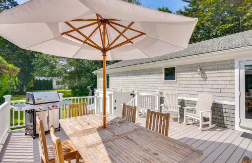 Coastal-Modern Home Less Than 3 Mi to Charlestown Beach! - Foto 1