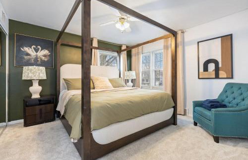 Downtown Naperville Retreat with King bed Near Riverwalk Dedicated Workspace Free Garage Parking Patio - Foto 2
