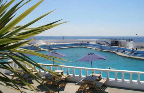 Bright 2 Bedroom Apartment near Seafront Central Penzance - Photo 11