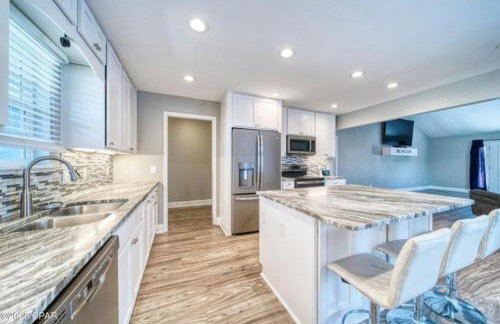 5 Mins from beach and has pool, hot tub, games, pet friendly - Foto 42