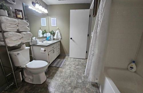 Centrally Located 1500 SqFt Private Guest Suite with Hot Tub - Foto 8