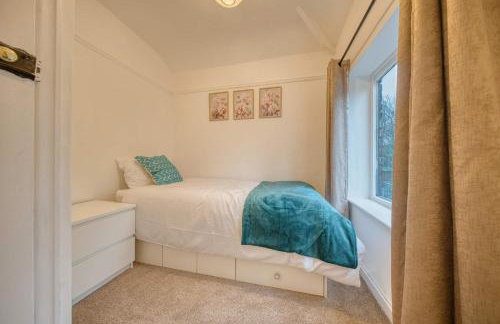 Modern 3BR Manchester Home Sleeps 7 Parking - Foto 6