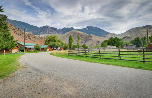 Cozy Salmon Home with Mountain Views and River Access - Foto 37
