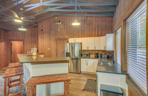 Bonners Ferry Cabin with Wraparound Deck and Views! - Foto 7