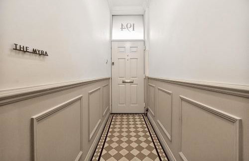 Stunning 2 Bedroom Apartments - City Centre Location, Free WiFi, Free Parking, Spacious Accommodation, Comfort and Style, Freshly Rennovated - Foto 22