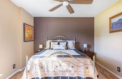 Cozy 3BR Retreat with Outdoor Dining & BBQ Grill - Foto 10