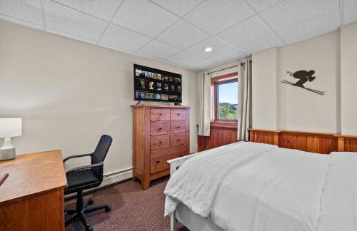 Walk to Village! Stunning timber chalet! Hot-Tub, Bonfire & more! - Foto 28