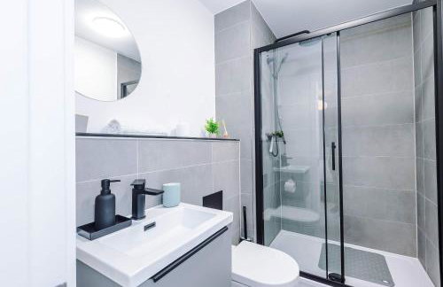 Modern 2BR Apartment in Manchester with Parking - Foto 16