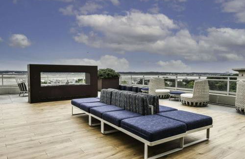 Comfy 2BR Oasis with Scenic Rooftop & Gym - Foto 14