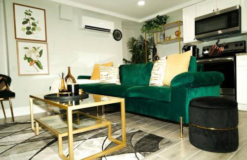 Modern 1BR Unit with Free Parking Walk to Metro - Foto 8