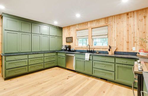 Spacious Home on Beaver Lake with Deck and Fire Pit! - Foto 9