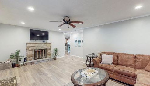 Sideline Sanctuary: Cozy Nights, Game Day Lights - Foto 2