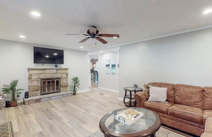 Sideline Sanctuary: Cozy Nights, Game Day Lights - Foto 2